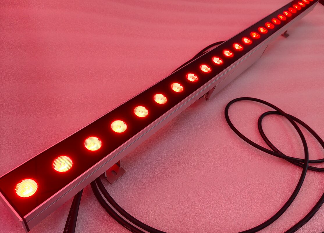 24 एलईडी लाइट सोर्स और टिकाऊ एल्यूमीनियम मिश्र धातु निर्माण के साथ पावर ऑन ऑफ या DMX512 कंट्रोल मोड LED वॉल वॉशर लाइट्स