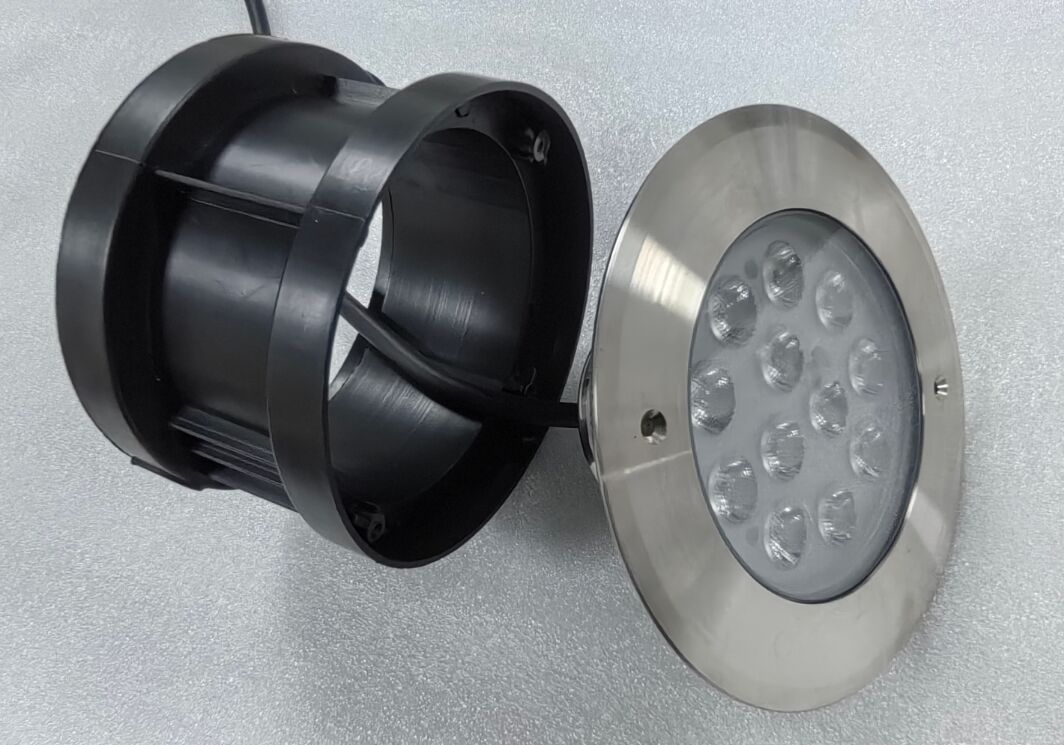 316L स्टेनलेस स्टील अंडरवाटर LED लाइट्स 100lmw लाइट एफिशिएंसी के साथ एक्वेरियम, तालाबों और वाटर फीचर्स के लिए बिल्कुल सही